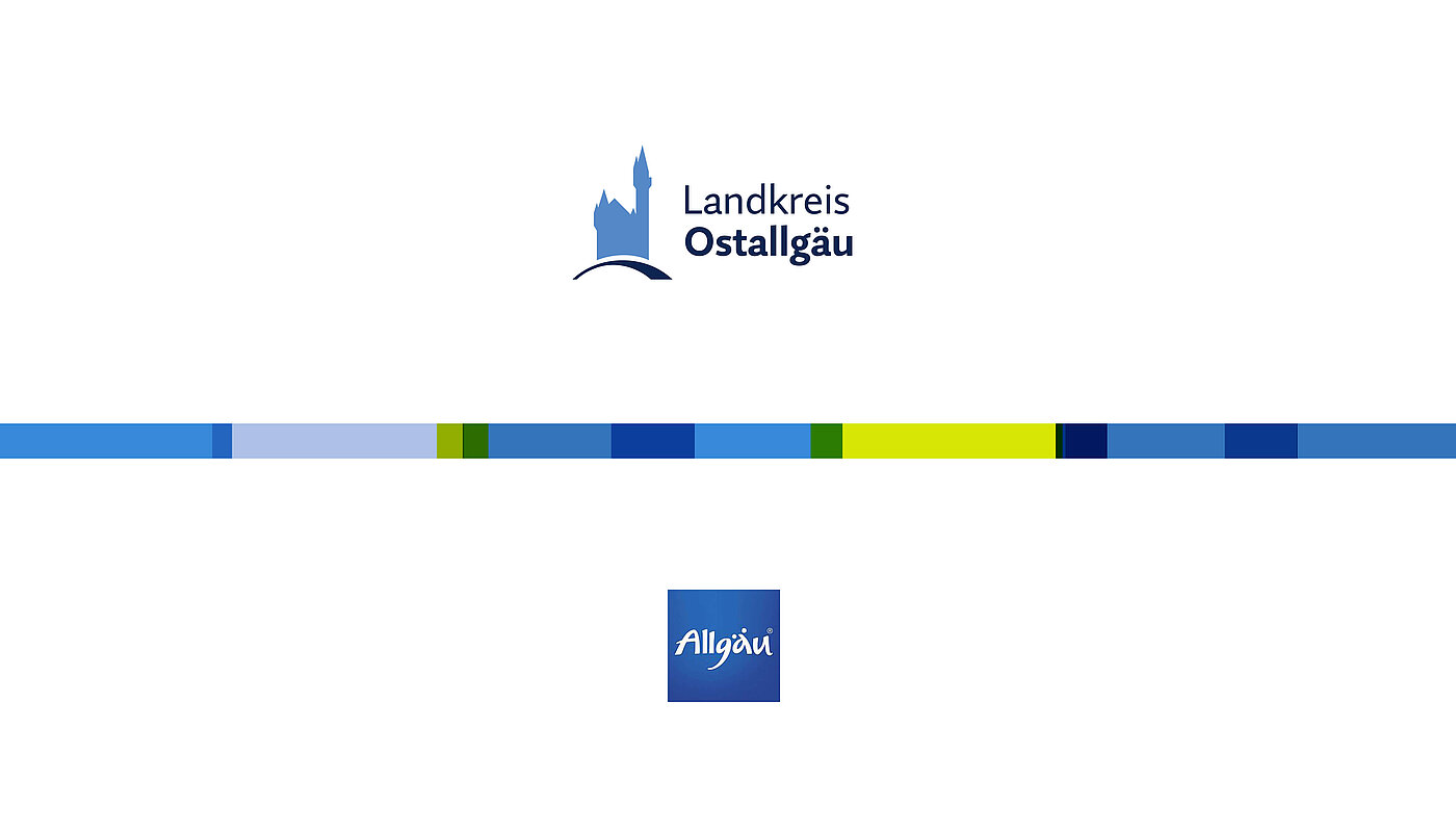 Logo des Landkreises Ostallgäu oben und das Logo von Allgäu unten, zwischen beiden eine horizontale Farbkombination aus verschiedenen Blautönen und einem gelben Streifen. Der Hintergrund ist weiß.