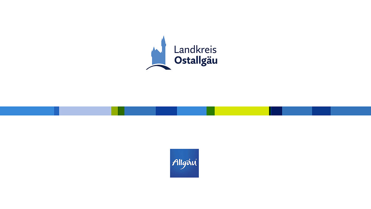 Logo des Landkreises Ostallgäu oben und das Logo von Allgäu unten, zwischen beiden eine horizontale Farbkombination aus verschiedenen Blautönen und einem gelben Streifen. Der Hintergrund ist weiß.