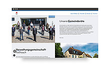 Eine Gruppe von Menschen steht auf einer Treppe vor einem Gebäude. Sie tragen formelle Kleidung und präsentieren sich zu einem Fotoshooting. Im Hintergrund ist ein Eingangsbereich sichtbar. Das Bild repräsentiert die Gemeindevertretung und deren Mitglieder.