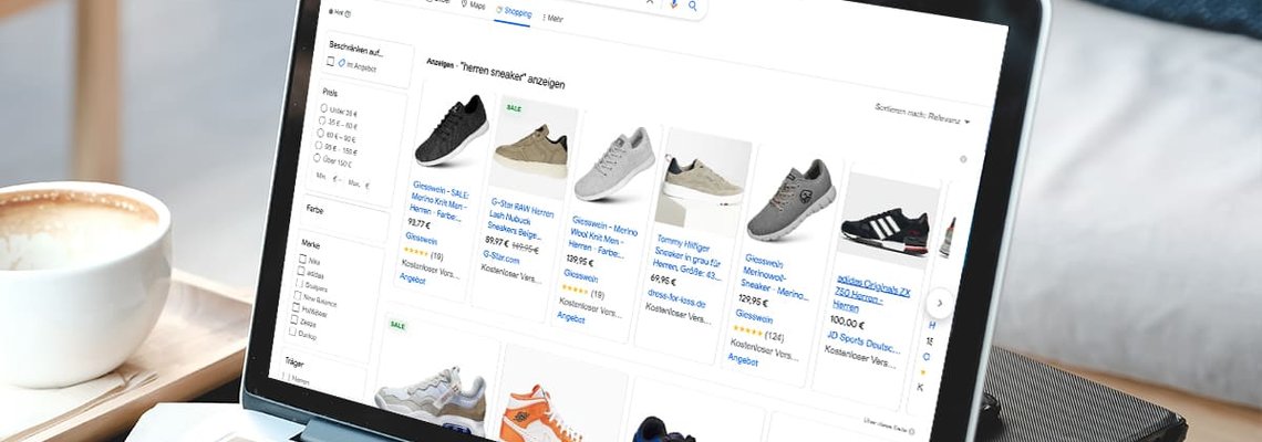 Auf einem Bildschirm sind Google Shopping Ads für Herren Sneaker zu sehen.