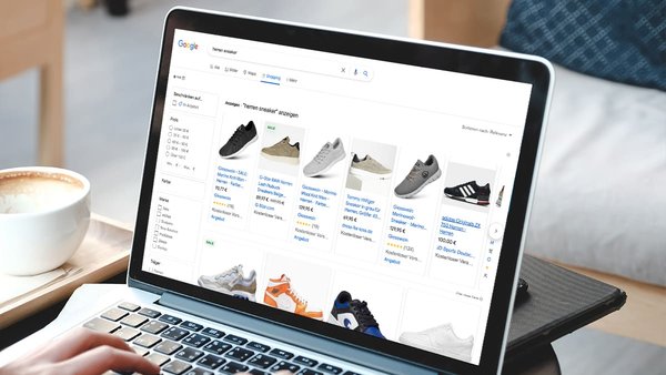 Auf einem Bildschirm sind Google Shopping Ads für Herren Sneaker zu sehen.