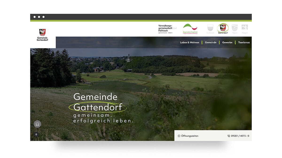 Alt-Text: Die Webseite der Gemeinde Gattendorf zeigt eine grüne Landschaft mit Hügeln und Bäumen im Hintergrund. Auf der Seite steht der Slogan "Gemeinsam erfolgreich leben.