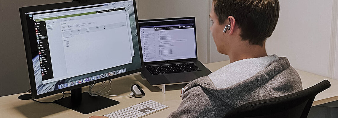 Zu sehen ist ein Mitarbeiter bei der Arbeit mit TYPO3 v11 LTS