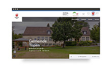 Das Bild zeigt die Webseite der Gemeinde Töpen mit einem großen Haus im Hintergrund, umgeben von Bäumen und Rasenflächen. Darauf steht der Slogan „gemeinsam. natürlich leben.“ in großer Schrift. Der obere Bereich enthält das Wappen der Gemeinde und Menüpunkte zur Navigation.