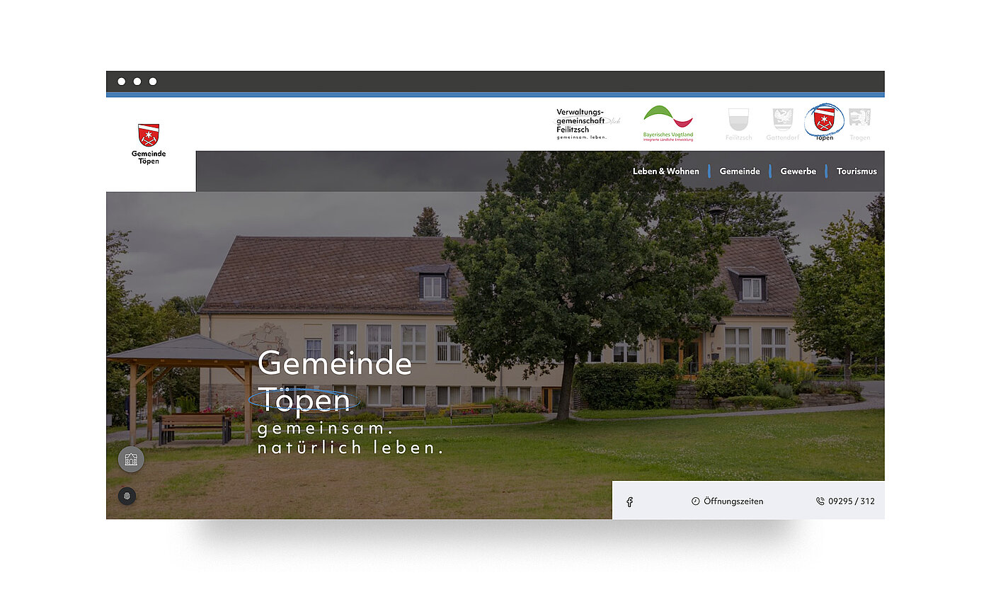 Das Bild zeigt die Webseite der Gemeinde Töpen mit einem großen Haus im Hintergrund, umgeben von Bäumen und Rasenflächen. Darauf steht der Slogan „gemeinsam. natürlich leben.“ in großer Schrift. Der obere Bereich enthält das Wappen der Gemeinde und Menüpunkte zur Navigation.