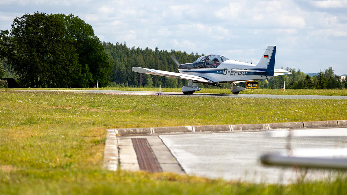 Flugzeug D-EFGG rollt am Flughafen Hof-Plauen auf die Startbahn zum Abflug