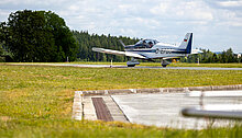 Flugzeug D-EFGG rollt am Flughafen Hof-Plauen auf die Startbahn zum Abflug