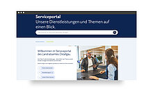 Screenshot einer Website mit dem Titel "Serviceportal". Es zeigt eine Begrüßungstext und Links zu Dienstleistungen des Landratsamts Ostallgäu. Im Hintergrund sind zwei Personen in einem Büro zu sehen, die miteinander sprechen.