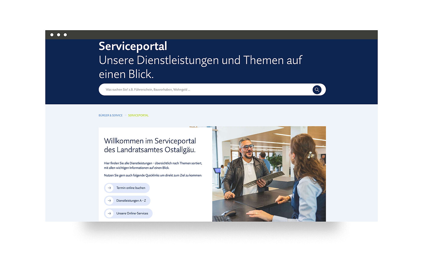 Screenshot einer Website mit dem Titel "Serviceportal". Es zeigt eine Begrüßungstext und Links zu Dienstleistungen des Landratsamts Ostallgäu. Im Hintergrund sind zwei Personen in einem Büro zu sehen, die miteinander sprechen.