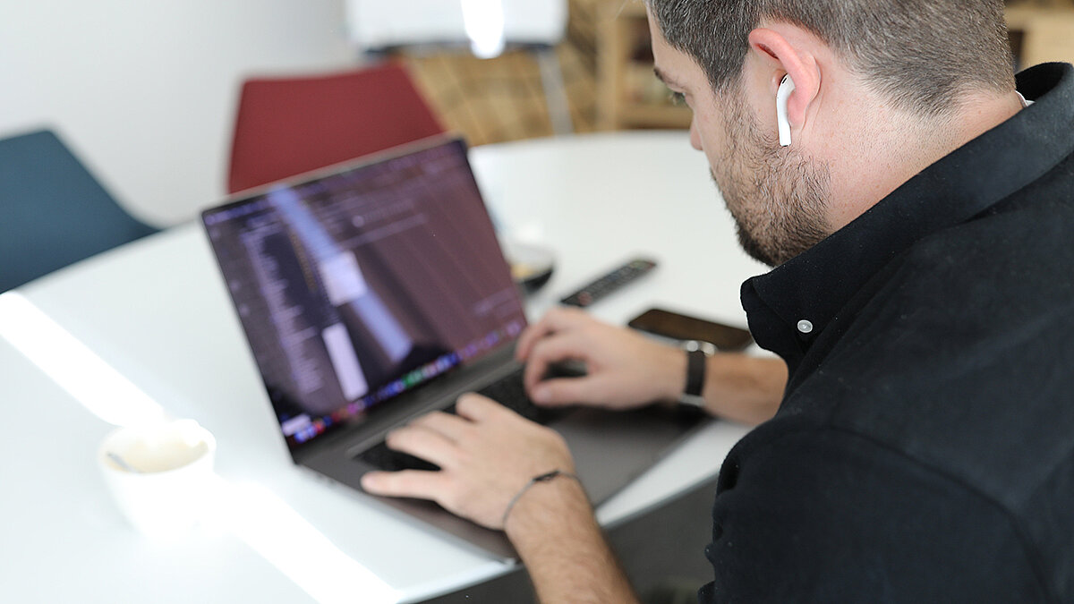 Google for Jobs Zu sehen ist ein Mitarbeiter der mit Google for Jobs arbeitet