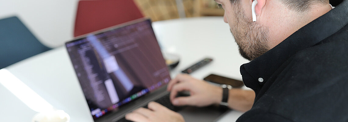 Zu sehen ist ein Mitarbeiter der mit Google for Jobs arbeitet