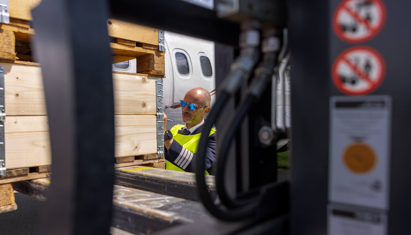 Flugkapitän kontrolliert und bestätigt die Beladung des Flugzeugs am Flughafen Hof-Plauen